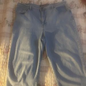 Gloria Vanderbilt Capri jeans.